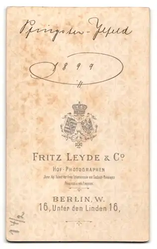 Fotografie Fritz Leyde & Co., Berlin, Unter den Linden 16, junger Mann mit exzentrischem Schnauzer