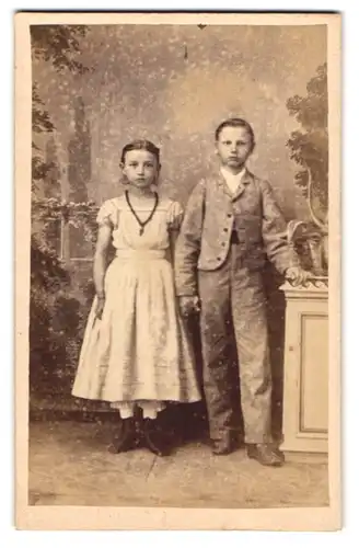 Fotografie unbekannter Fotograf und Ort, Geschwisterpaar in eleganter Kleidung