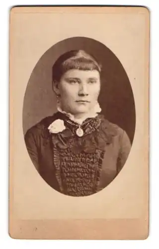 Fotografie C. Hirsmüller, Emmendingen, Baden, Portrait einer jungen Frau mit Amulett