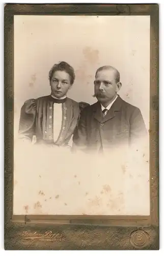 Fotografie Gustav Bopp, Weingarten, Bürgerliches Paar in zeitgenössischer Kleidung