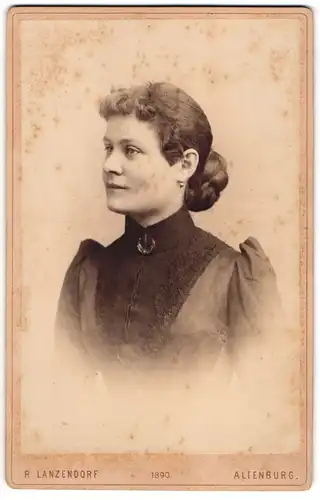 Fotografie R. Lanzendorf, Altenburg, Bernhardt-Str. 5, Junge Dame im Kleid mit Kragenbrosche