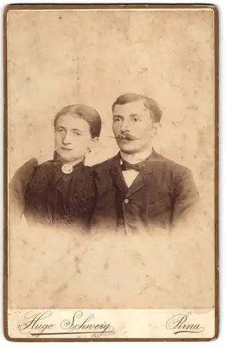 Fotografie Hugo Schwerg, Pirna, Junges Paar in modischer Kleidung