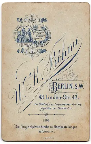 Fotografie W. K. Böhme, Berlin, Linden-Str. 43, Kleines Junge im Anzug mit Buch