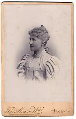 Fotografie Th. Mende Witwe, Hagen, Elberfelderstr. 82, Junge Dame mit hochgestecktem Haar