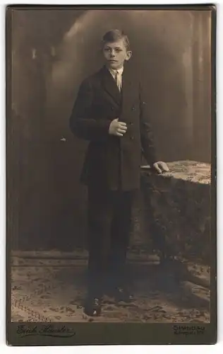 Fotografie Erich Häusler, Berlin-Spandau, Hafenplatz 103, Junger Mann im Anzug mit Krawatte