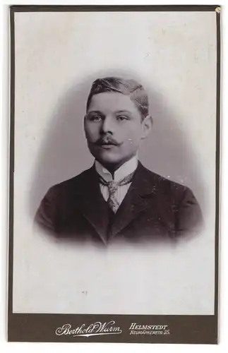 Fotografie Berthold Wurm, Helmstedt, Neumärkerstr. 25, Elegant gekleideter Herr mit Schnauzbart