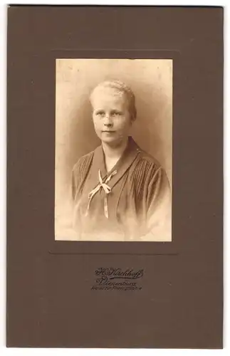Fotografie H. Kirchhoff, Vienenburg, Junge Dame mit zurückgebundenem Haar