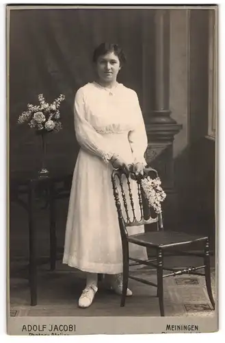 Fotografie Adolf Jacobi, Meiningen, Bismarckstrassse 15, Junge Dame im weissen Kleid