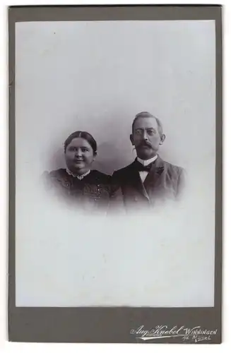 Fotografie August Knebel, Winningen a. d. Mosel, Bürgerliches Paar in hübscher Kleidung