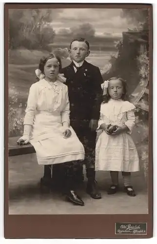 Fotografie Atel. Beinlich, Oggersheim, Ifflandstr. 10, Drei Kinder in eleganter Kleidung