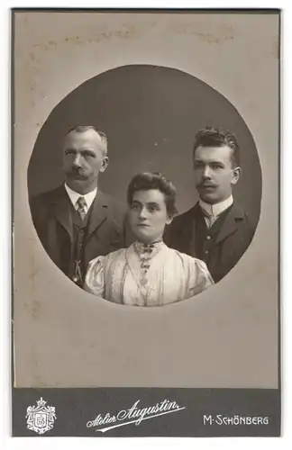 Fotografie Atelier Augustin, M.-Schönberg, Schillerstr. 3, Bürgerlicher Herr mit Frau und jungem Mann