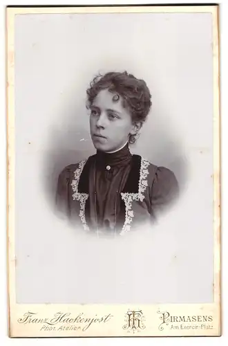 Fotografie Franz Hackenjost, Pirmasens, Am Exerzier-Platz, Junge Dame im hübschen Kleid