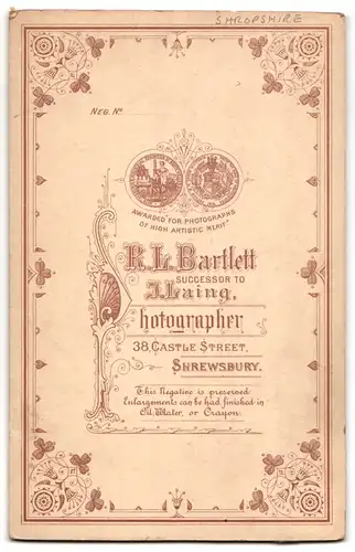 Fotografie R. L. Bartlett, Shrewsbury, 38, Castle Street, Älterer Herr im Mantel mit Brille und Bart