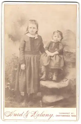 Fotografie Hurd & Delany, Chattanooga, Tenn., 714, Market St., Junges Mädchen im Kleid mit kleiner Schwester