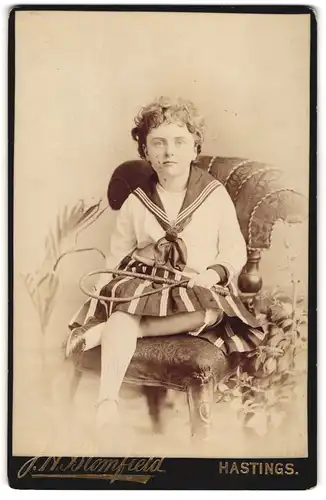 Fotografie J. H. Blomfield, Hastings, Mädchen in Matrosenbluse mit Peitsche
