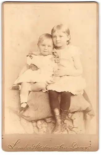 Fotografie Lambert Weston & Son, Dover, Kleines Mädchen im Kleid mit Geschwisterkind