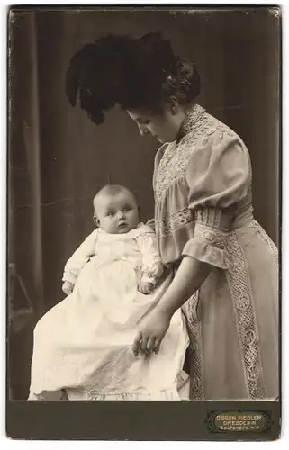Fotografie Oswin Fiedler, Dresden, Bautznerstr. 4, Bürgerliche Dame mit einem Kleinkind