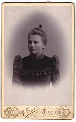 Fotografie R. Ernst, Zittau, Junge Dame im Kleid mit Kragenbrosche