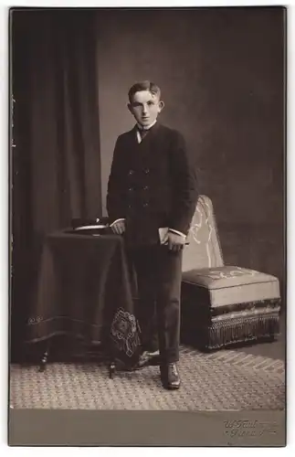 Fotografie W. Taubmann, Pirna a. E., Junger Mann im Anzug mit Krawatte