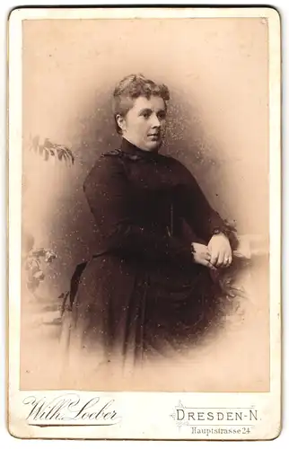 Fotografie Wilh. Loeber, Dresden, Hauptstr. 24, Beleibte Dame im Kleid