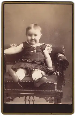Fotografie Payne Stanton & Co., Los Angeles, Cal., Spring and Main Streets, Süsses Kleinkind im Kleid mit Halskette