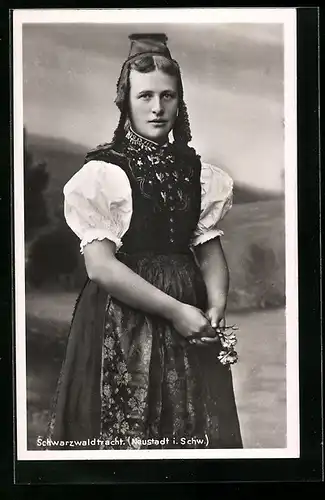 AK Neustadt i. Schw., Junge Dame in Schwarzwälder Tracht