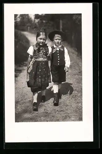 AK Süsses Kinderpaar in Schwarzwälder Tracht