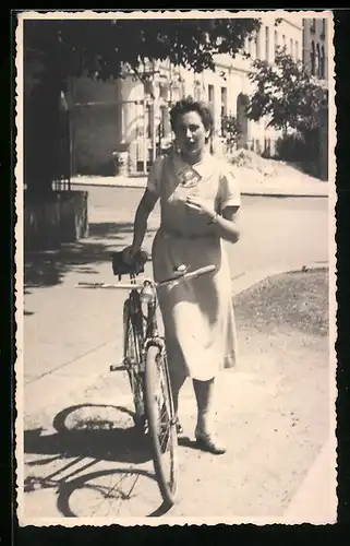 AK Dame im Sommerkleid mit Fahrrad