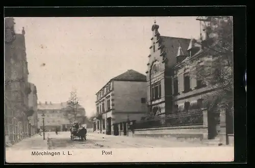 AK Mörchingen i. L., Strassenpartie mit Post und Kutsche