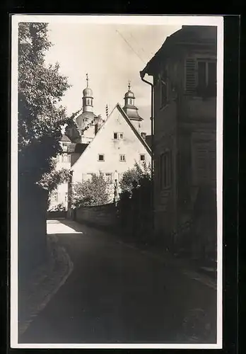 AK Bad Mergentheim, Pfarrgang-Strasse mit Kirche