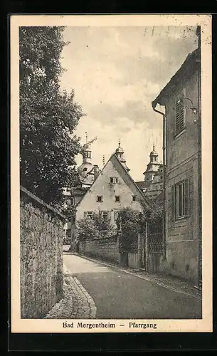 AK Bad Mergentheim, Pfarrgang-Strasse mit Kirchturmblick