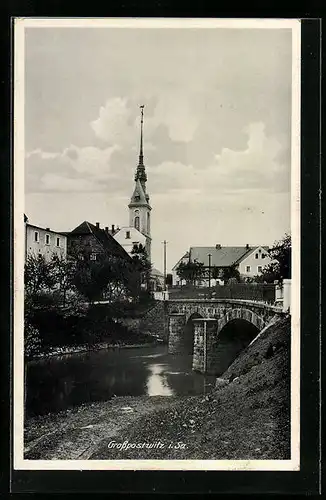 AK Grosspostwitz i. Sa., Flusspartie mit Brücke und Blick zur Kirche