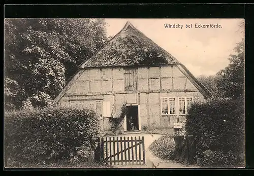 AK Windeby bei Eckernförde, Fachwerkbauernhaus mit Reetdach