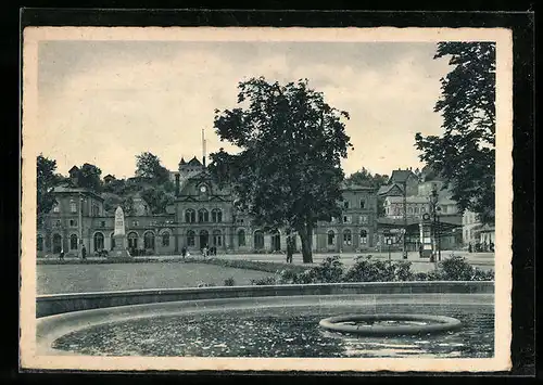 AK Neustadt a. d. Weinstrasse, Am Bahnhof mit Brunnen