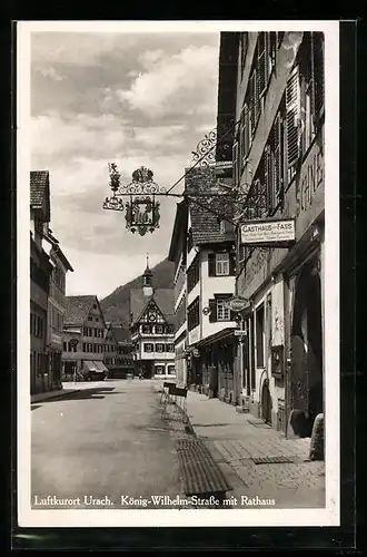 AK Urach, Blick in die König-Wilhelm-Strasse mit dem Rathaus