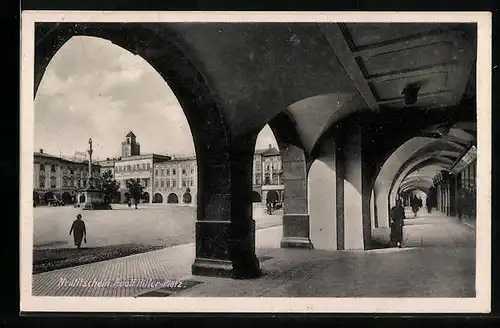 AK Neutitschein, Platz mit Bogengang und Denkmal