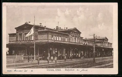 AK Düren /Rhld, Bahnhof mit Passanten
