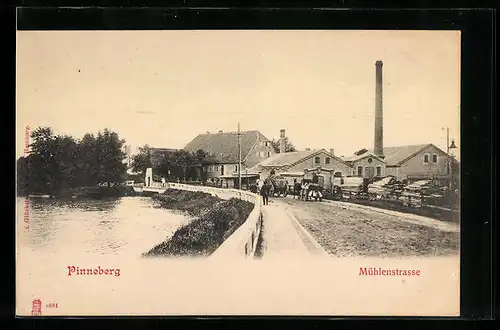 AK Pinneberg, Mühlenstrasse mit Fabrik