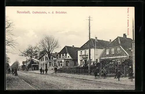 AK Neustadt, Strasse vor dem Brücktor