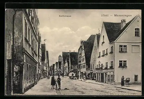 AK Memmingen, Kalchstrasse mit Passanten