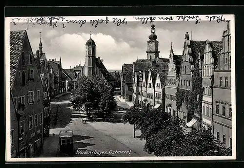 AK Weiden / Bayer. Ostmark, Strassenpartie mit Blick zur Kirche