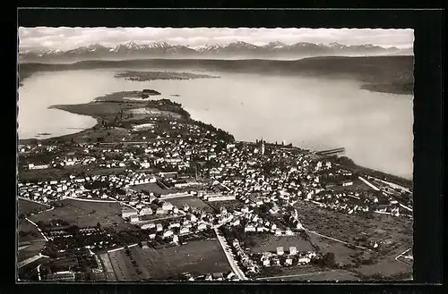 AK Radolfzell, Gesamtansicht mit Bodensee vom Flugzeug aus gesehen