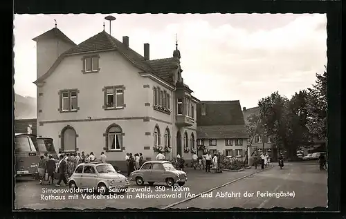 AK Altsimonswald / Schwarzwald, Rathaus mit Verkehrsbüro, An- und Abfahrt der Feriengäste