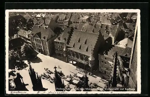 AK Freiburg i. Br., Blick vom Münsterturm auf Wochenmarkt und Kaufhaus