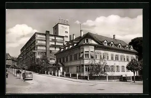 AK Schwenningen / Neckar, Kienzle-Uhrenfabrik, Strassenpartie mit VW Bulli Kastenwagen