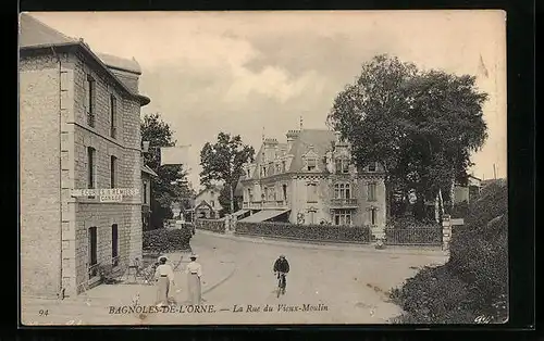 AK Bagnoles-de-l`Orne, La Rue du Vieux-Moulin