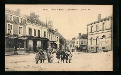 AK Le Merlerault, Place des Halles et Rue de Sées