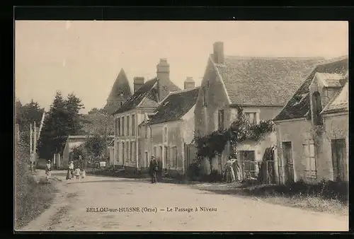 AK Bellou-sur-Huisne, Le Passage à Niveau