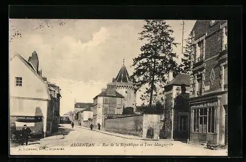 AK Argentan, Rue de la République et Tour Marguerite