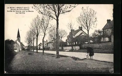 AK Le Ménil-Brout, Route de Paris-Brest, Sortie du Bourg, par le Mesle-sur-Sarthe